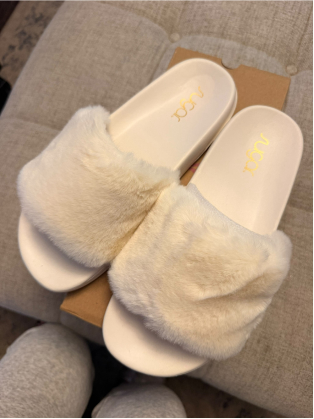 Sugar Wuzzy Women’s Ivory Faux Fur Slide Sandals Size 9 New in Box